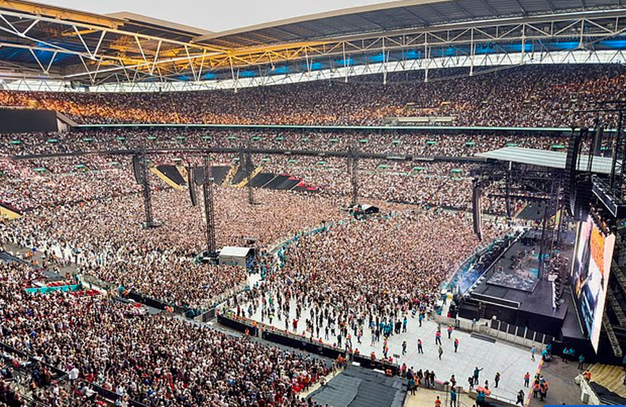 Tragjedi në koncertin e Oasis në Wembley, një fans vdes pasi ra