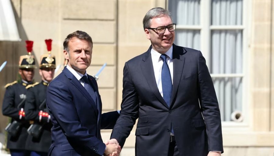 Macron dhe Vuçiq diskutojnë për dialogun Kosovë-Serbi
