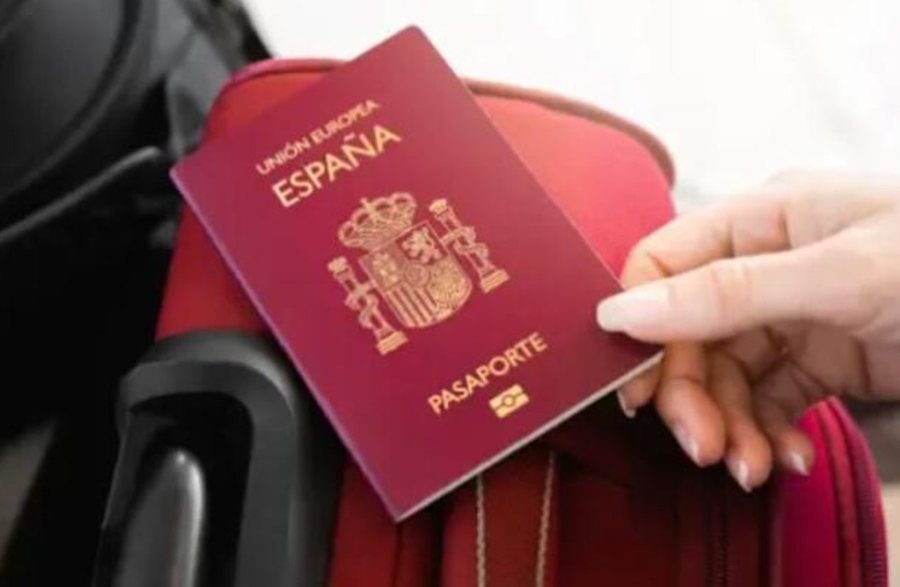 I kishte skaduar pasaporta, prindërit lënë në aeroportin e