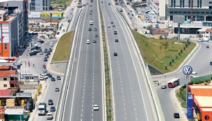 Qëlluan me armë pas një konflikti për parakalim në