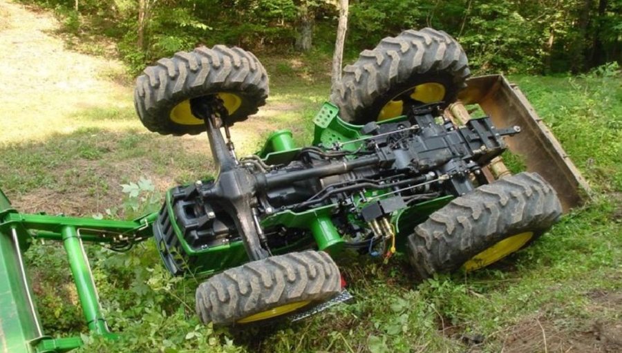 E rëndë në Devoll, aksidentohet traktori, ndërron jetë