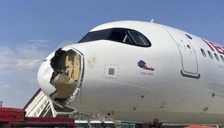 Panik në ajër, avioni i nisur për Paris përplaset me