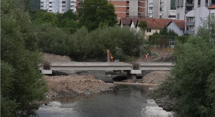 Pesë javë pas gur themelit, merr formë njëra urë mbi