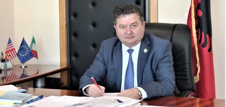 Abuzoi me fondet dhe punësoi familjarët, shkon në gjykim ish-kreu