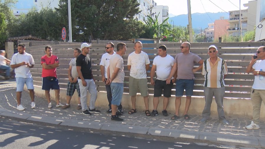 Unfair competition, Himara taxi drivers protest in front of the Municipality