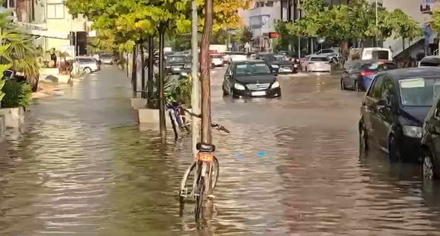 Pak minuta shi përmbytin rrugët kryesore të Vlorës