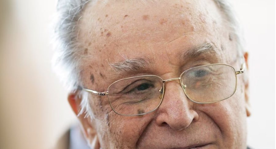 Vdes Ion Iliescu, udhëheqësi i parë postkomunist i Rumanisë