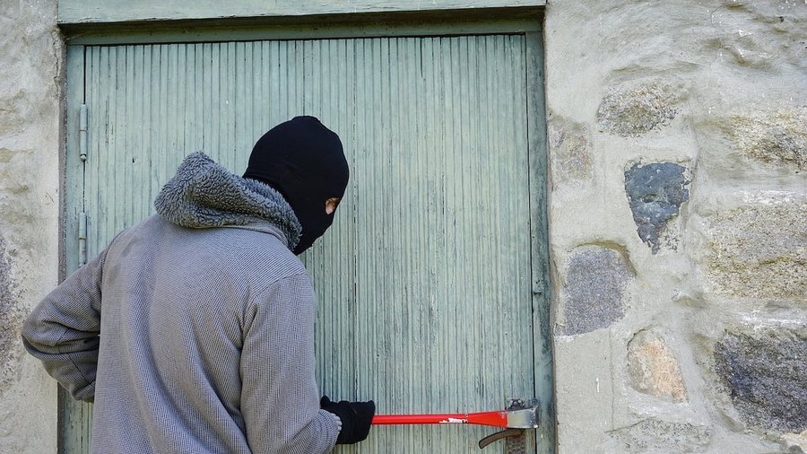 I vjedhin 1 milion euro në shtëpi teksa ishte me pushime, la