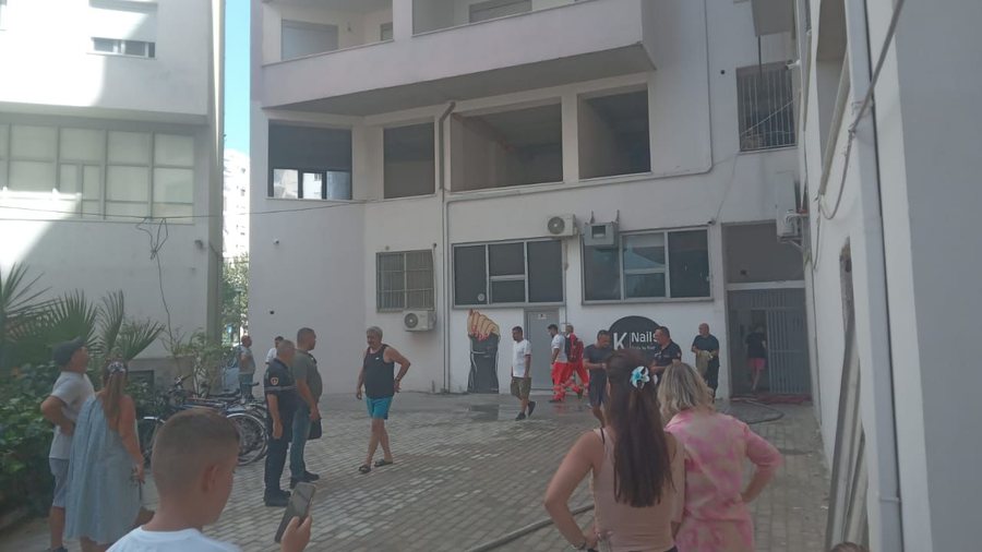 Zjarr në një apartament në Vlorë, dëme të
