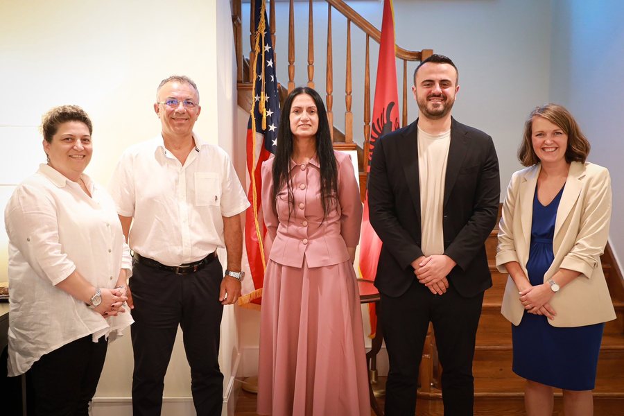 Personeli i Ambasadës Amerikane takohet me deputetët e sapozgjedhur