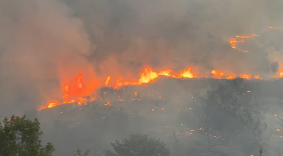 Zjarr pranë uzinës së Poliçanit, situatë e rrezikshme