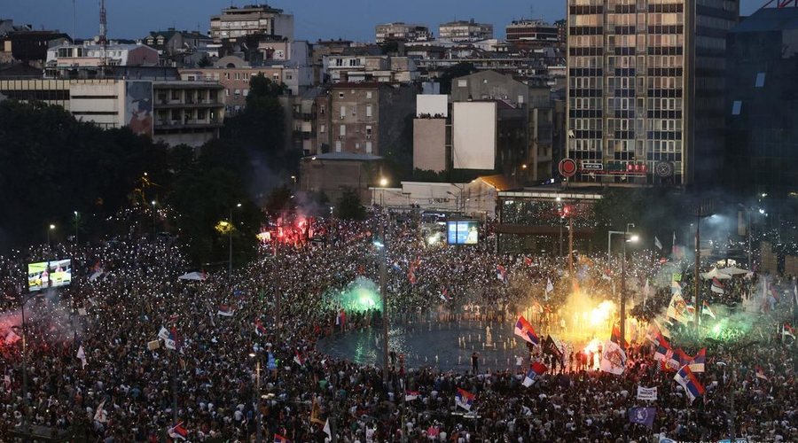 Serbi, regjimi po bie, por nuk dihet kur