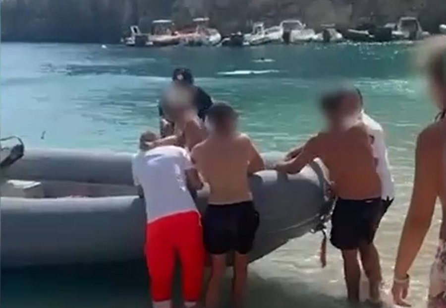 U hodh në det nga një shkëmb i lartë, plagoset i mituri