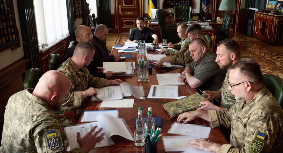Zelensky mbledh liderët e ushtrisë, Kievi vendos përparësi