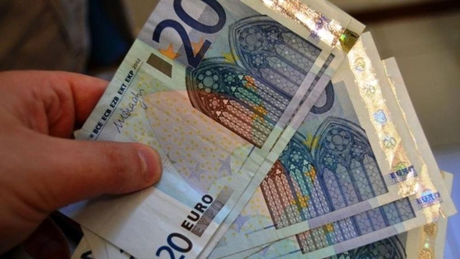 Paguan me euro false në një pikë karburanti, ndalohen dy shtetas