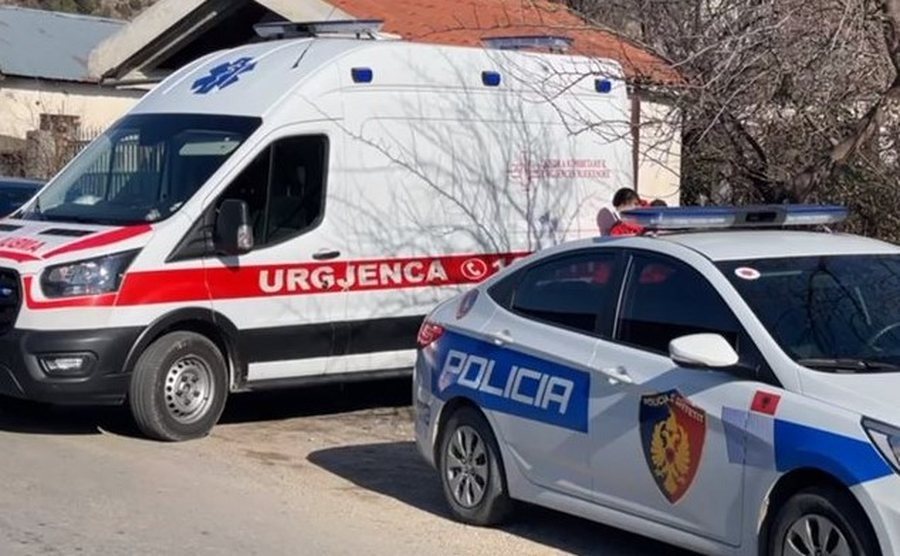 Përplasi disa makina të parkuara në Durrës, më pas