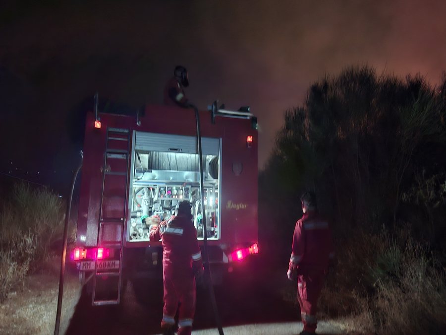 3 vatra zjarri aktive në vend, dy avionë dhe mbi 400 forca në