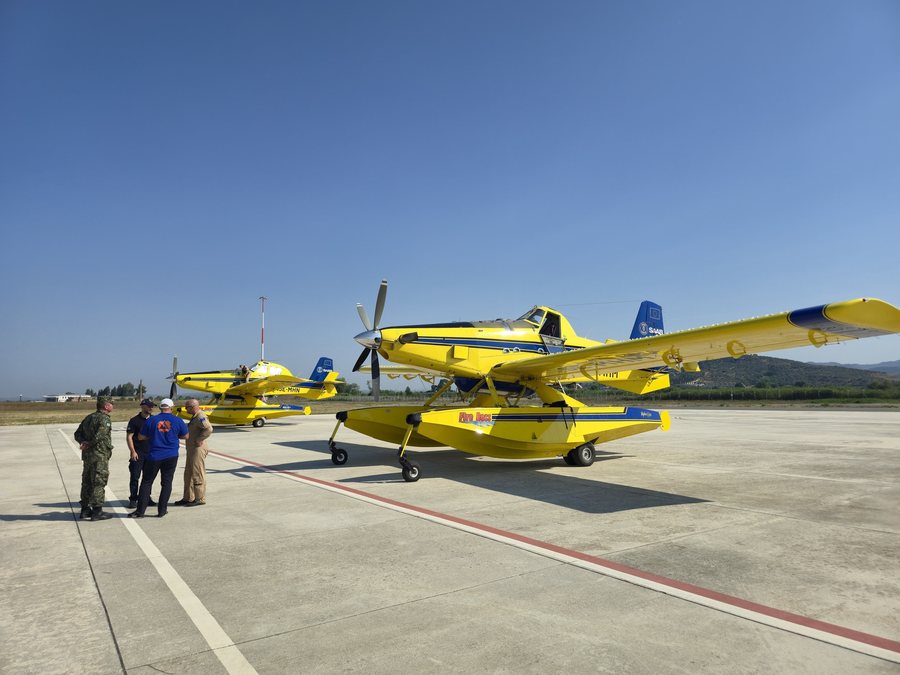 3 vatra zjarri aktive në vend, dy avionë dhe mbi 400 forca në