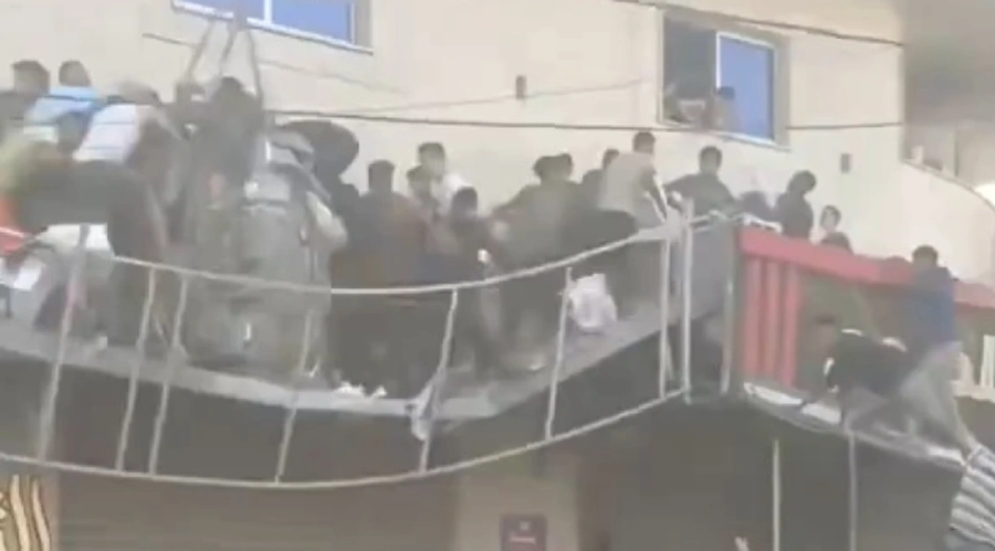 "Luftë" për një pako ushqime, ballkoni shembet dhe