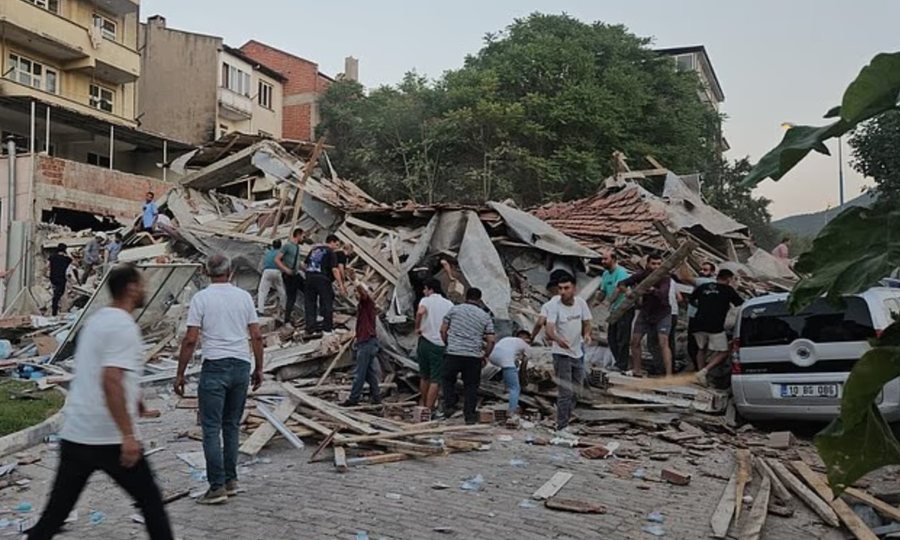 Tërmeti i fuqishëm në Turqi, shemben disa ndërtesa,