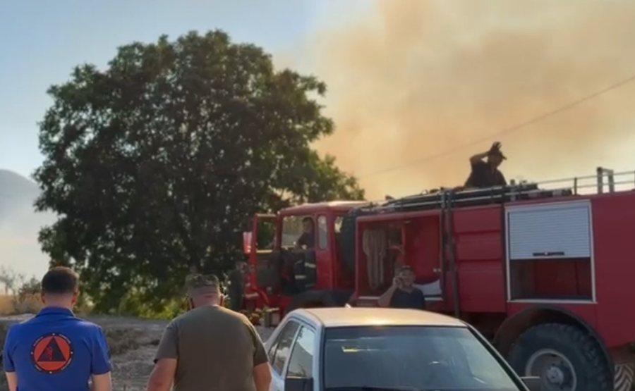Rindizet zjarri në Poliçan, rrezikohen banesat, ndërhyn avioni