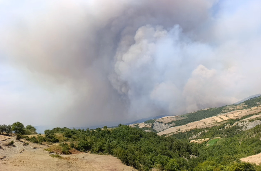 Katër helikopterë drejt Gramshit, bllokohen mes flakëve