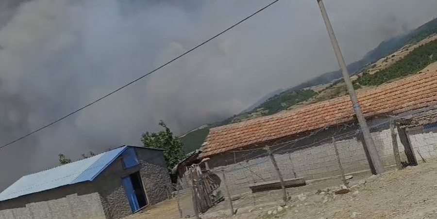 Flakët kanë bllokuar fshatrat e Gramshit, Ministria thirrje urgjente