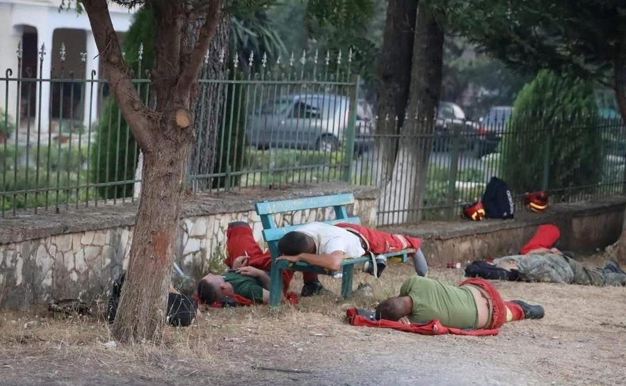 "Pushimi" i zjarrfikësve pas luftës me flakët në