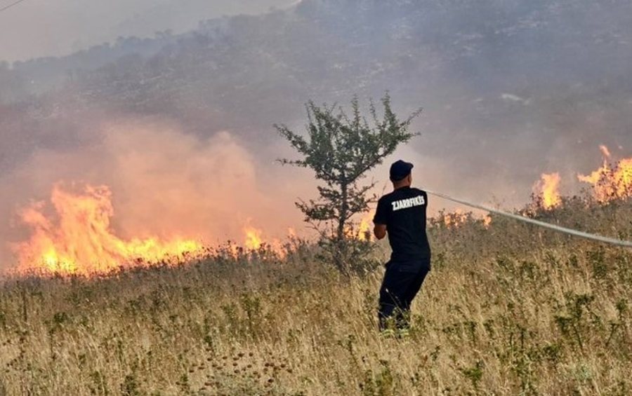 Zjarri në Malin e Sopotit kërcënon Gjirokastrën dhe