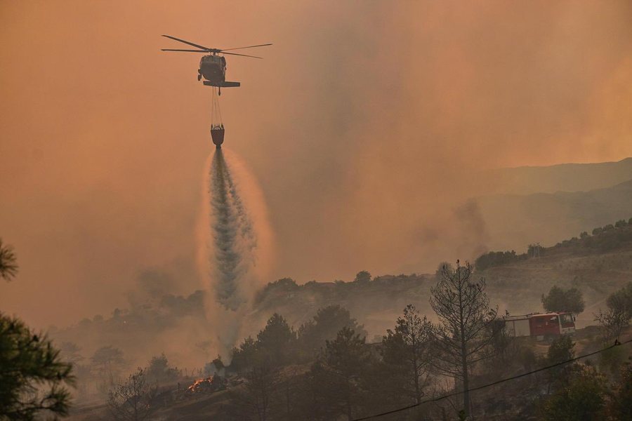 Zjarri në Lapardha, angazhohen dy helikopterë të Forcave të