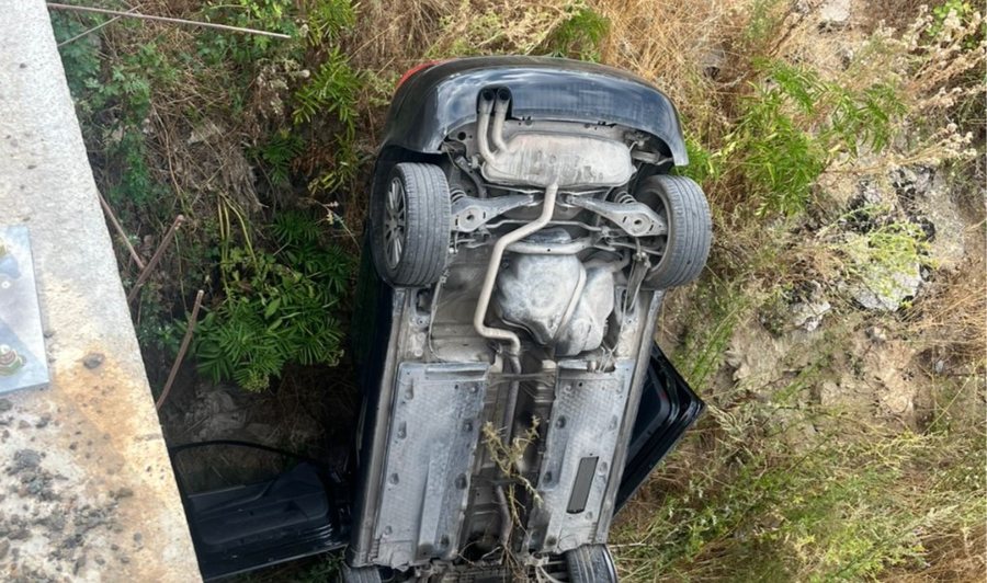 Shpejtësia nxjerr makinën nga rruga, plagosen 2 persona në
