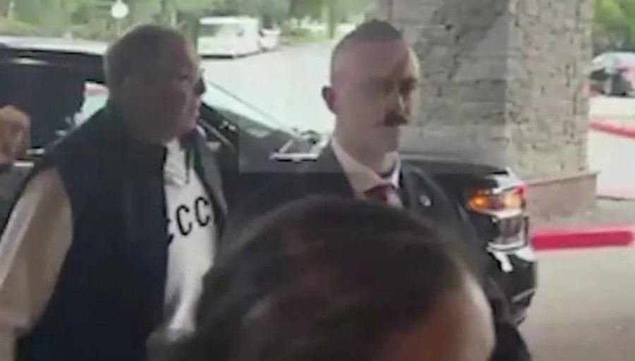 Lavrov provokon amerikanët, zbret në Alaska me bluzën e Bashkimit