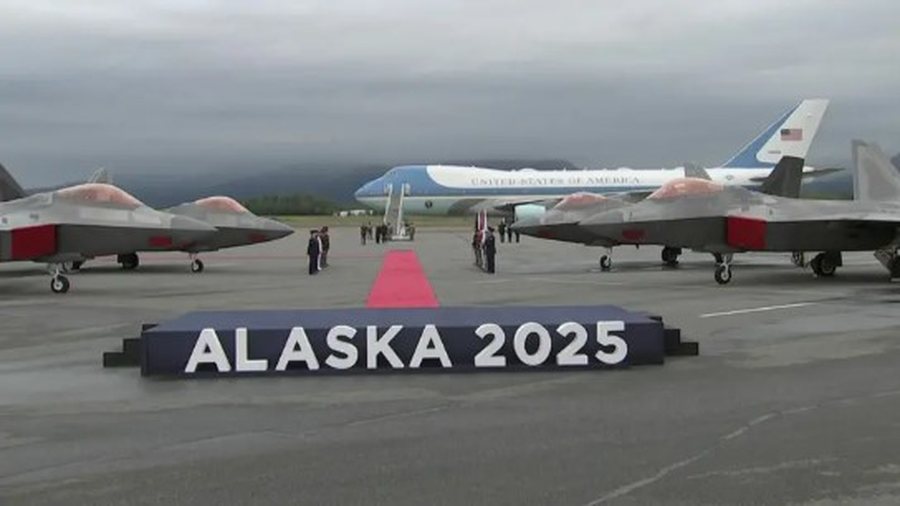 Shtrohet tapeti i kuq për Putinin në Alaskë, i pari mbërrin
