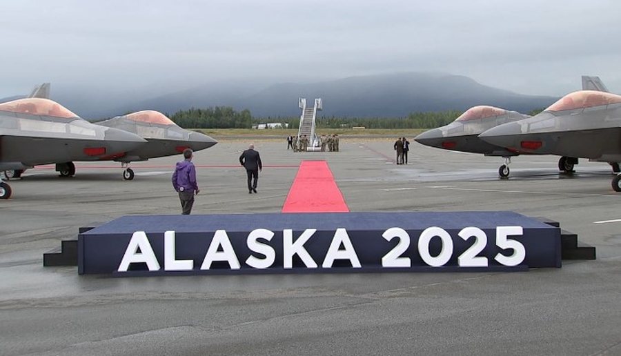 Shtrohet tapeti i kuq për Putinin në Alaska, i pari mbërrin