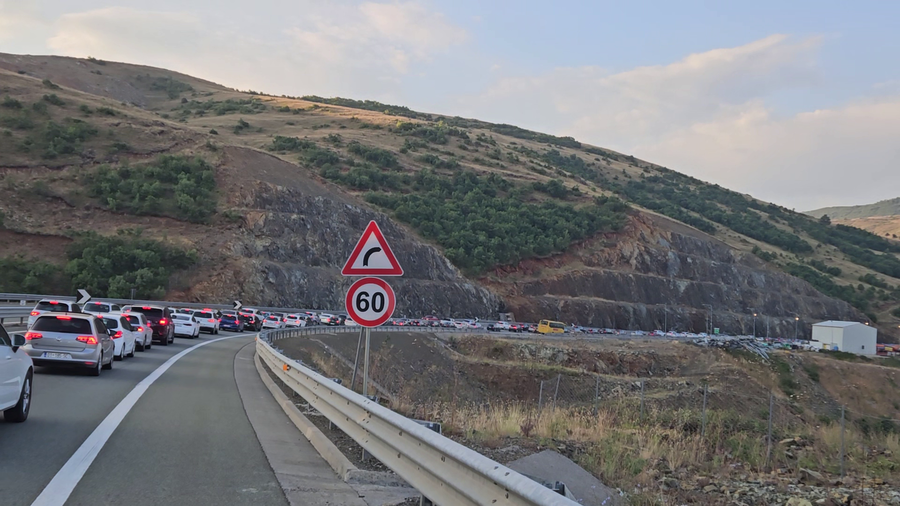 Mjëra qytetarë nga Kosova drejt bregdetit shqiptar