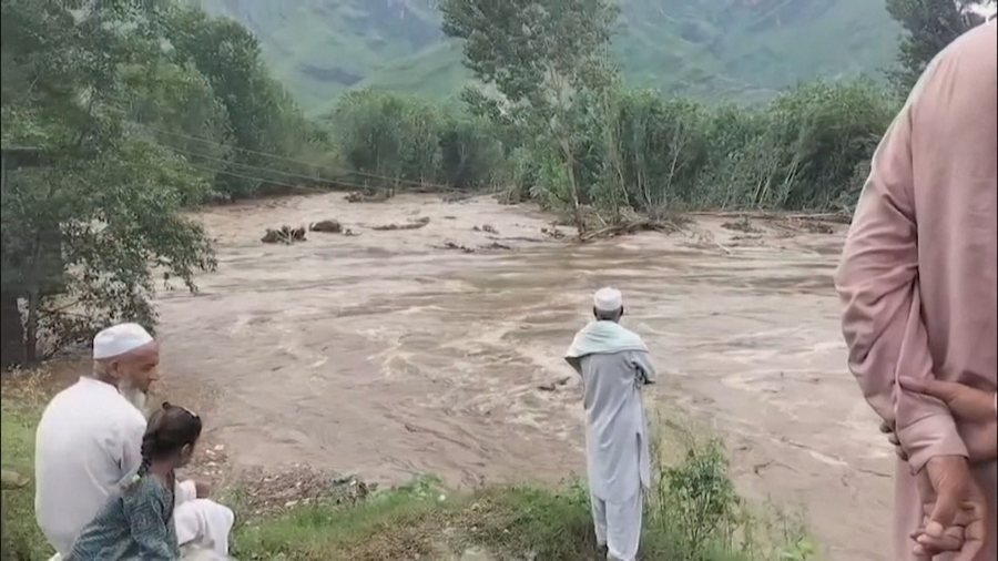 Tragjedia në Pakistan, më shumë se 300 të vdekur nga shirat
