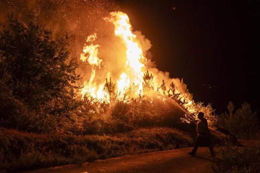 Alarm për zjarre të pakontrolluara në Spanjë, mijëra