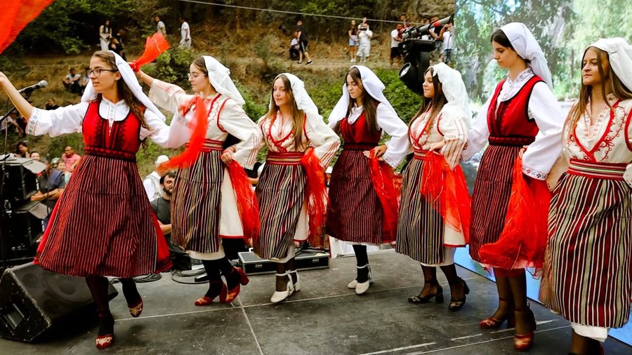 “Mokra n'Fest”, tradita mbledh banorët dhe turistët