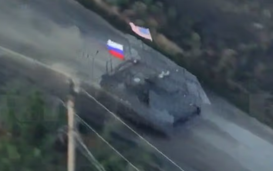 "Tërbohet" Kievi, tanku rus me flamurin amerikan sulmon