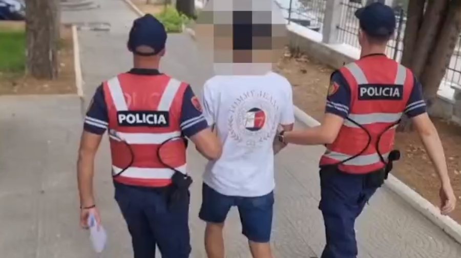 Mbushi makinën me karburant me para të false, vihet në pranga