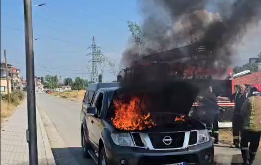 Makina përfshihet nga flakët në Korçë,