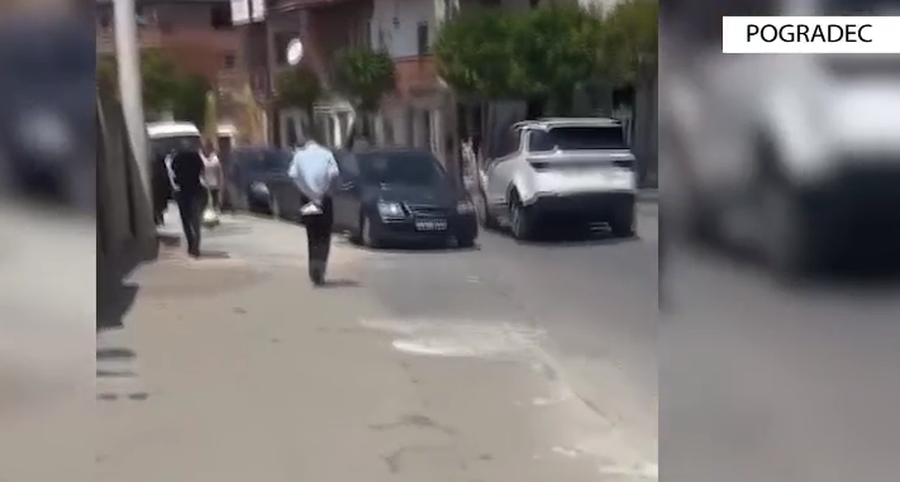 Automjeti i policisë lëviz në sensin e kundërt në