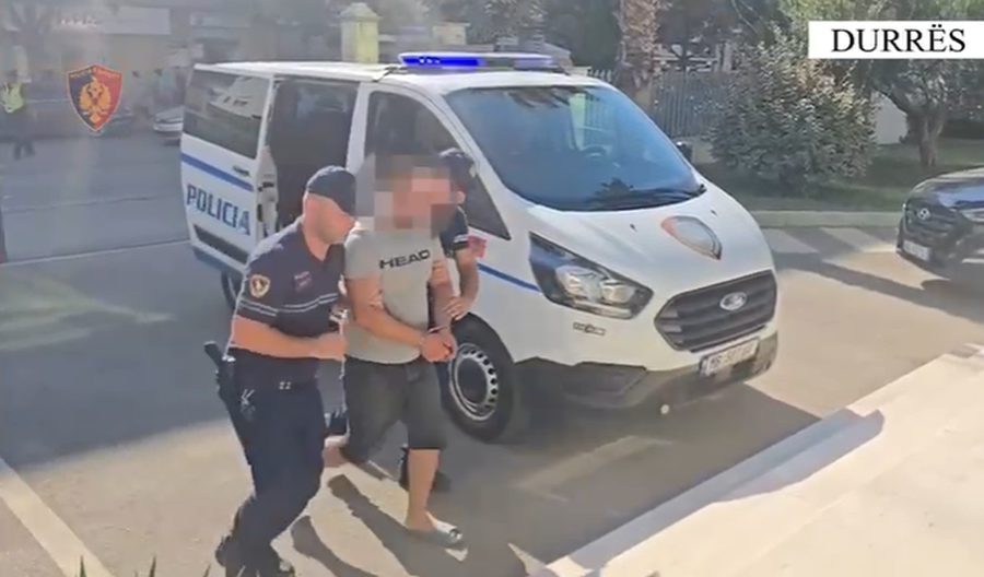 Durrës, i riu plagos rëndë me gur në kokë