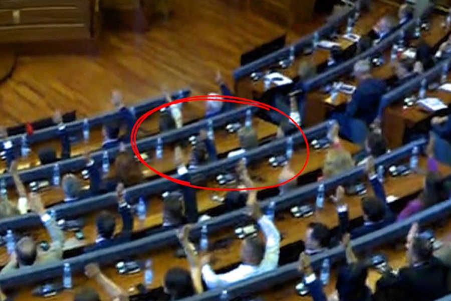 Nuk votoi Donika Gërvallën për kryeparlamentare, deputetja e