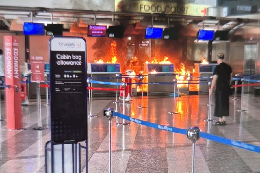 Panik në aeroportin e Milanos, 26-vjeçari i vë flakën