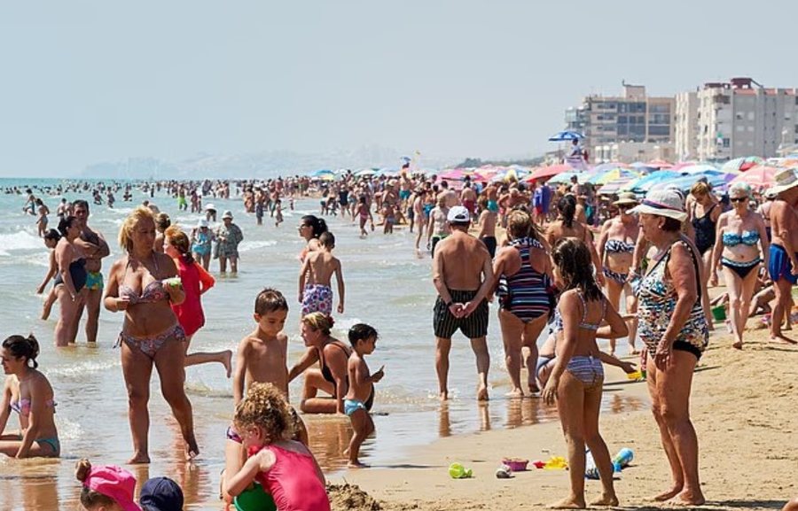 “Askush të mos hyjë në det!” Mbyllet plazhi në