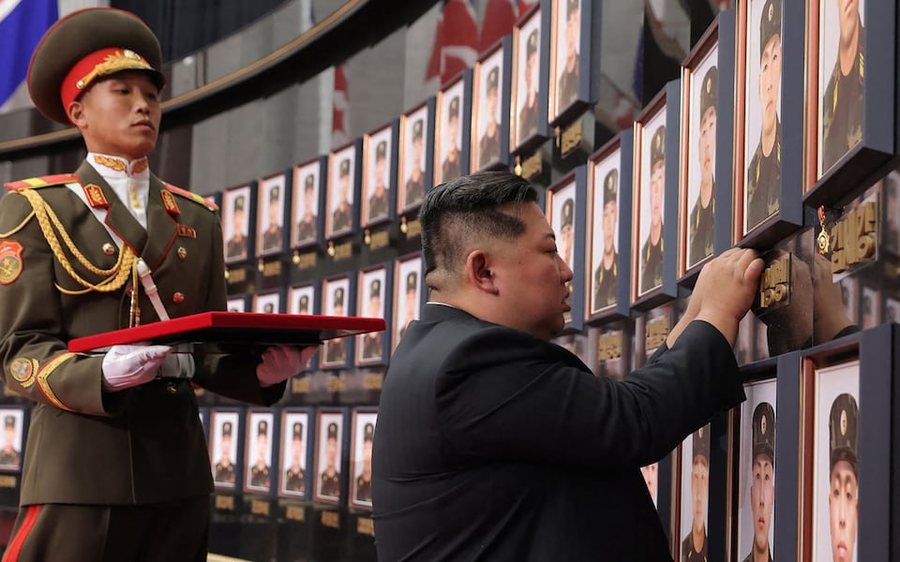 Emocionohet Kim Jong Un, përqafon me lot në sy ushtarët e kthyer