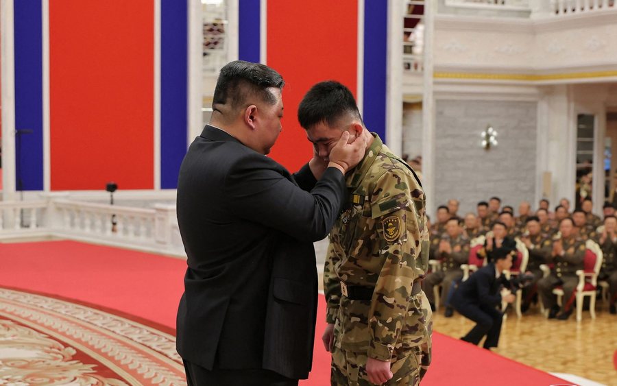 Emocionohet Kim Jong Un, përqafon me lot në sy ushtarët e kthyer