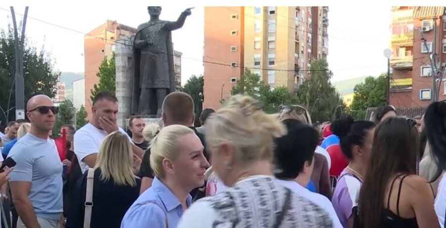 Protesta “pro-Vuçiç” në Mitrovicë të