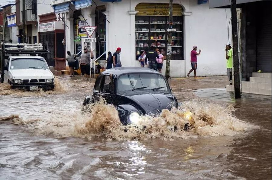 Përmbytje në Meksikë, dy të vdekur, pezullohen fluturimet